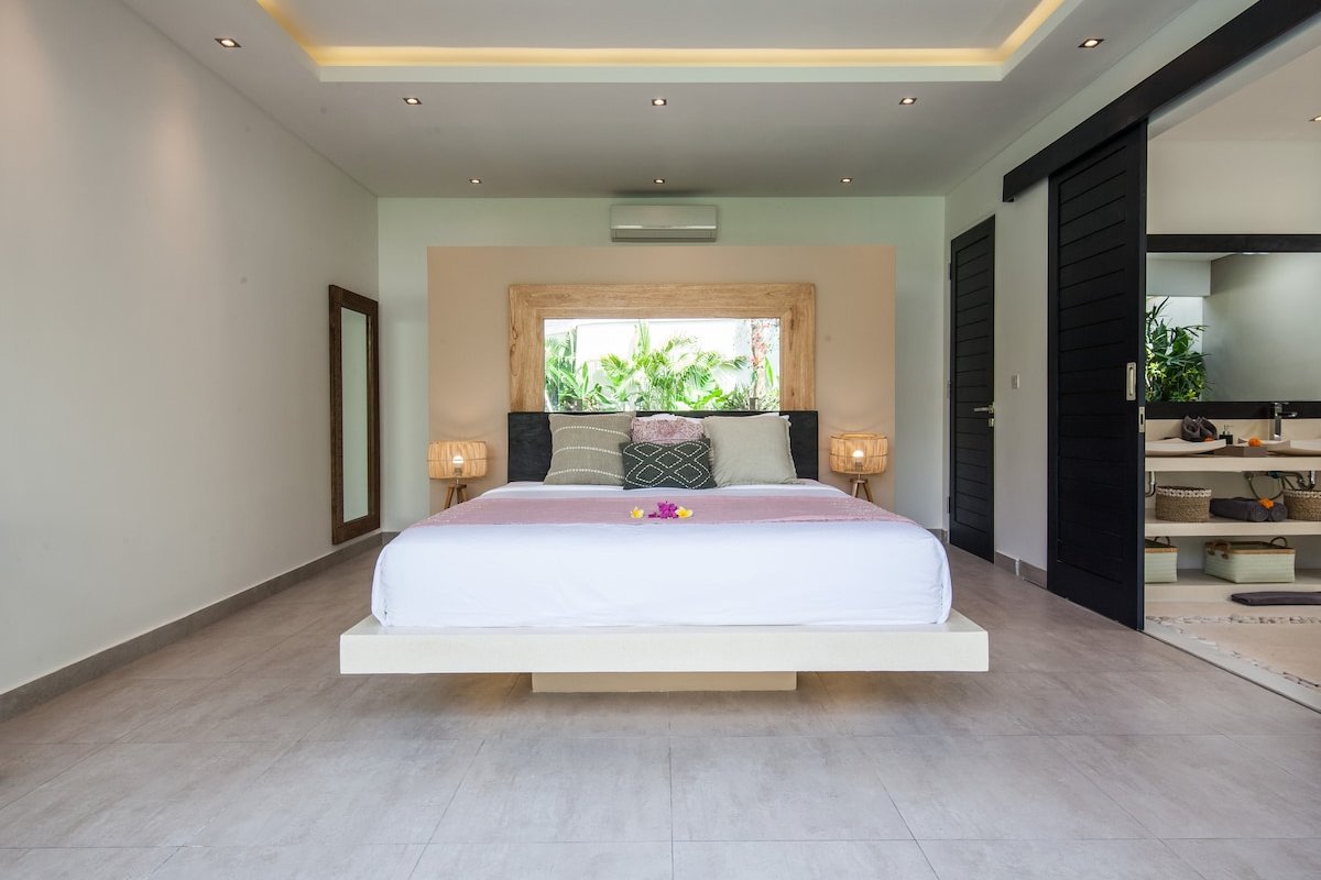 Luxury private villa walking distance to the Beach gallery image 4