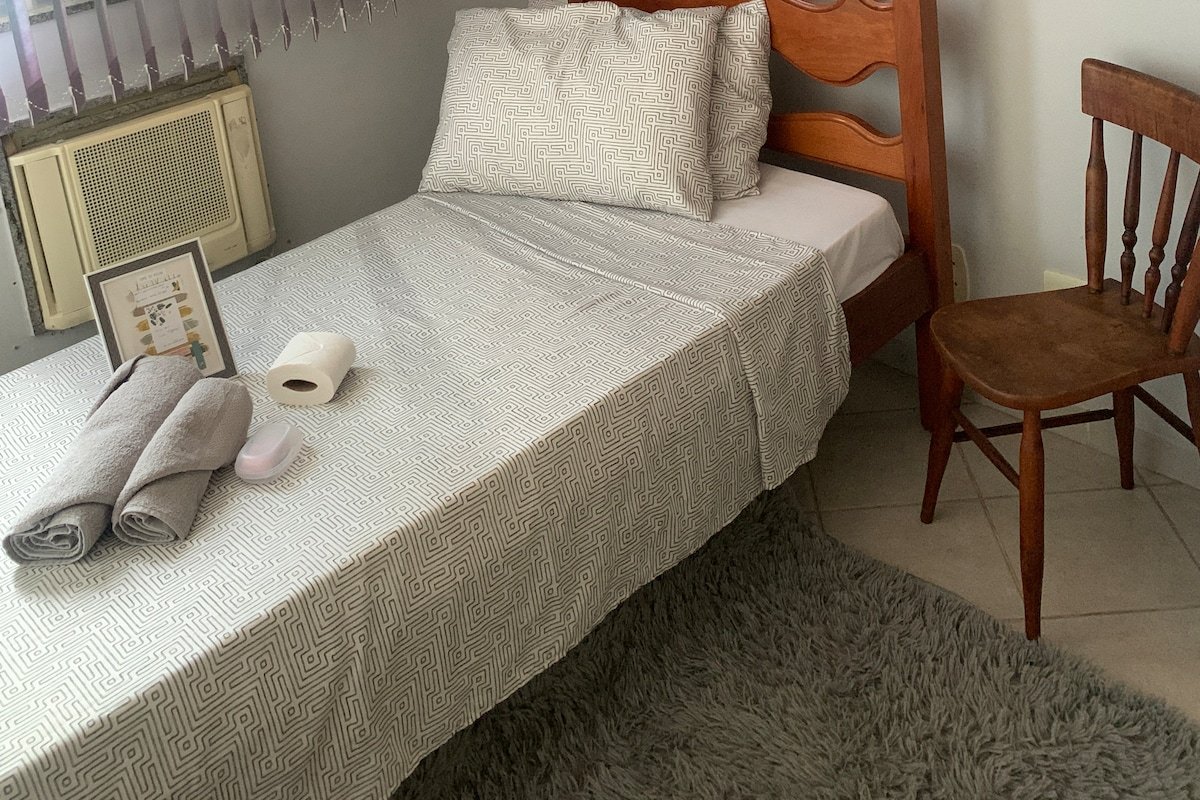 Rock in Rio – Cozy Double Bedroom for Two/Three! gallery image 3