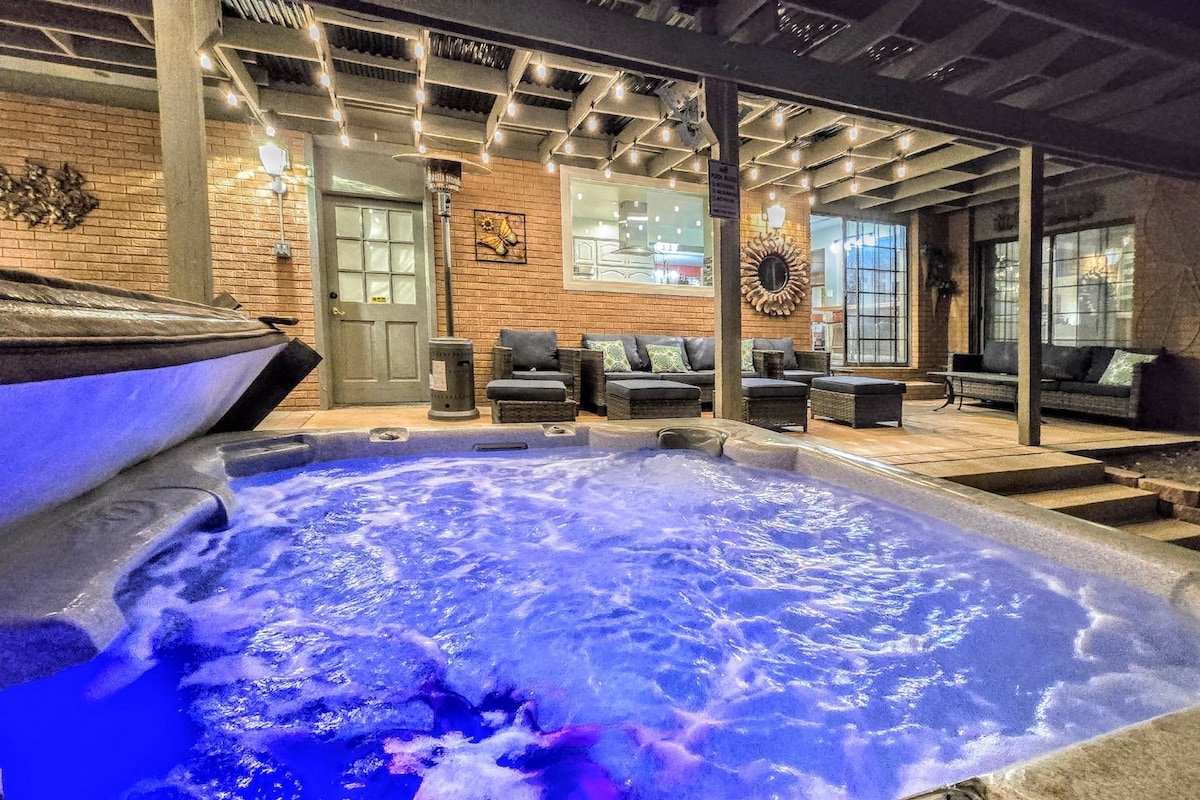 Speakeasy • Pool • Spa • Games • Strip • Stadium gallery image 2