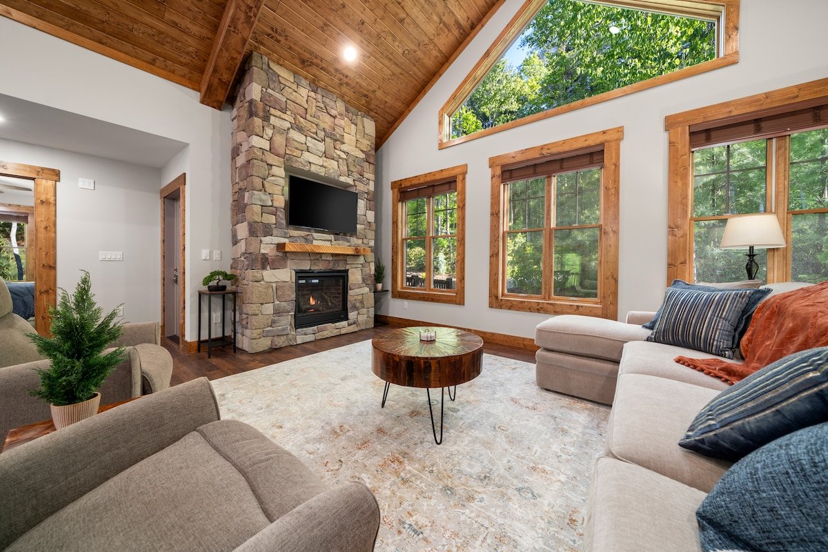 New Build~Luxury~15 mins to dtown~Firepit~Hot Tub gallery image 3