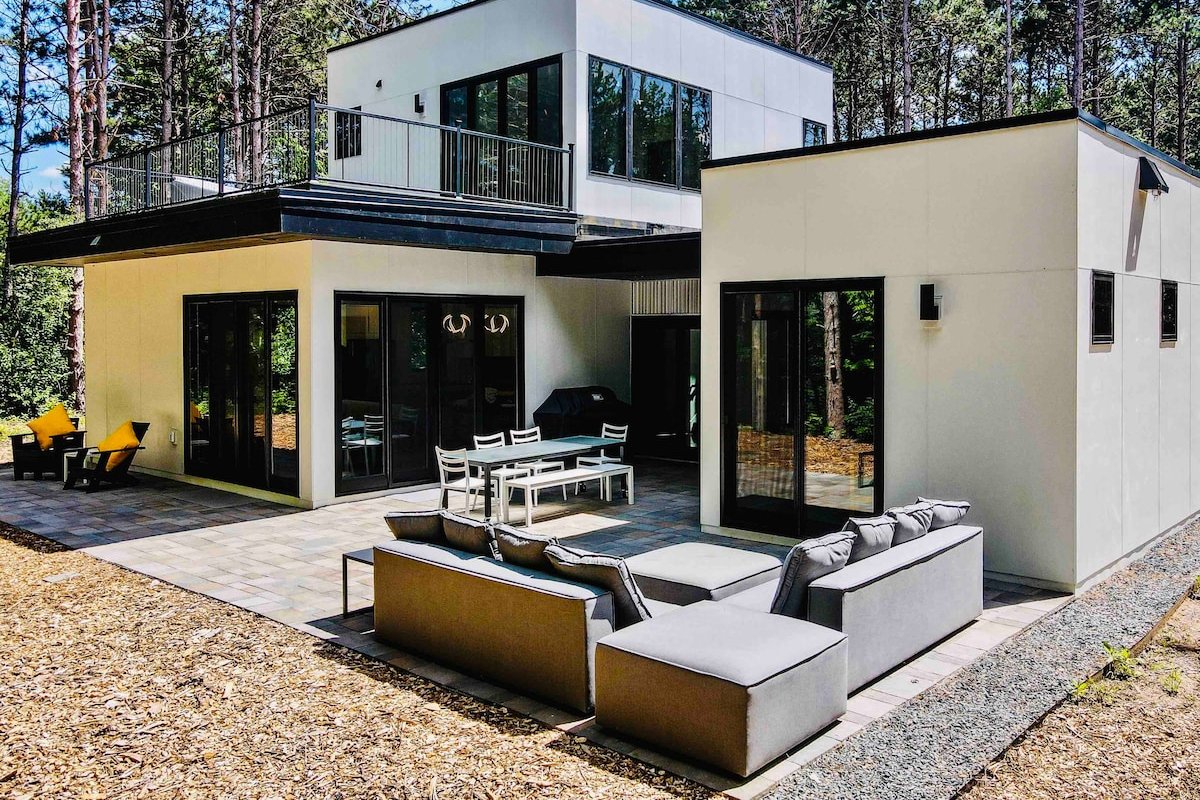 Lake House Retreat: Modern, Stylish, Arty, Fun gallery image 2