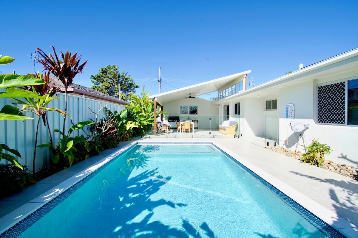 Warana Waves | Poolside Family Getaway gallery image 2