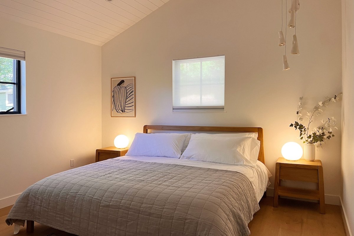 Luxury 2BR Cabin on St. Mary Lake gallery image 4