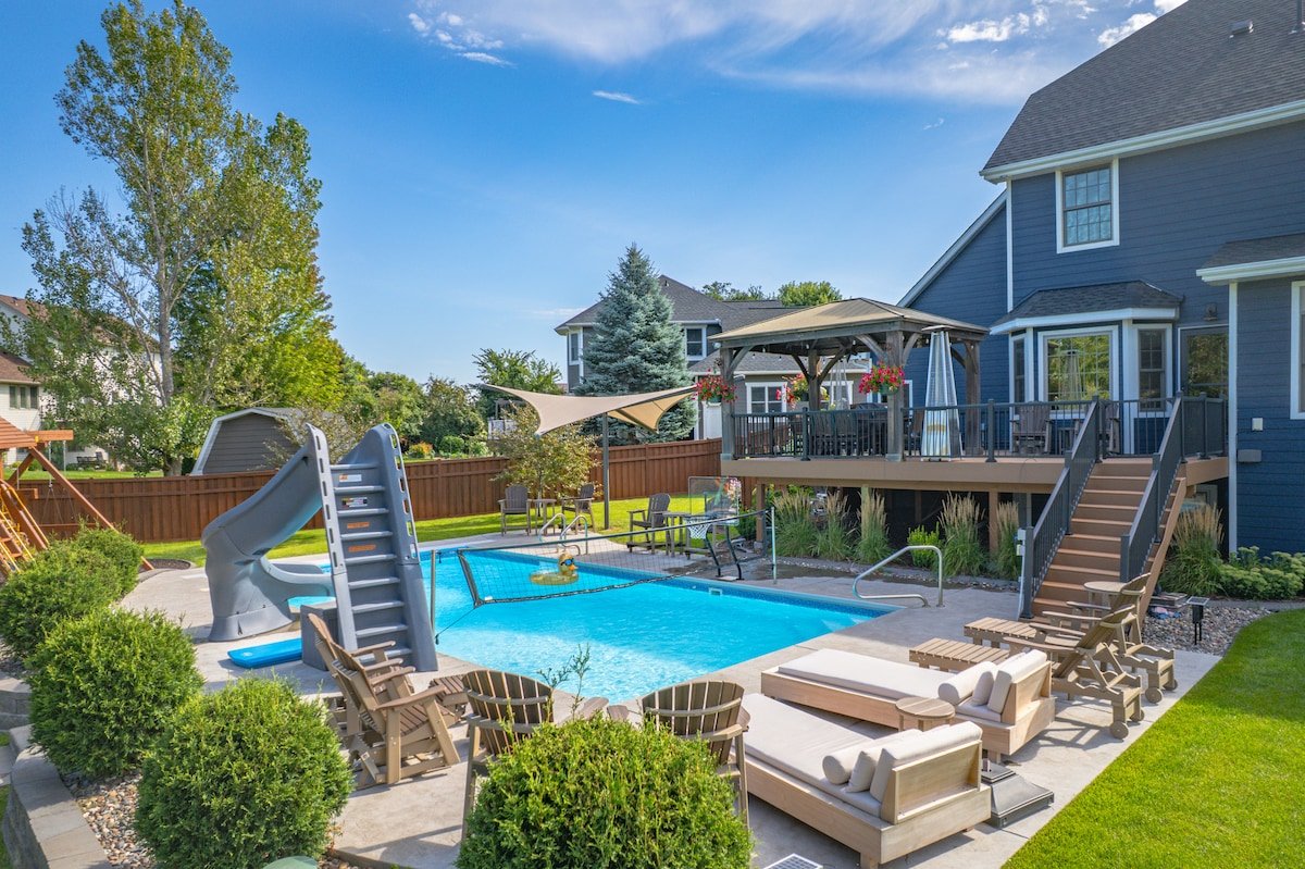 Lux Retreat-Indoor Hot Tub+Sauna+Designer Finishes gallery image 2