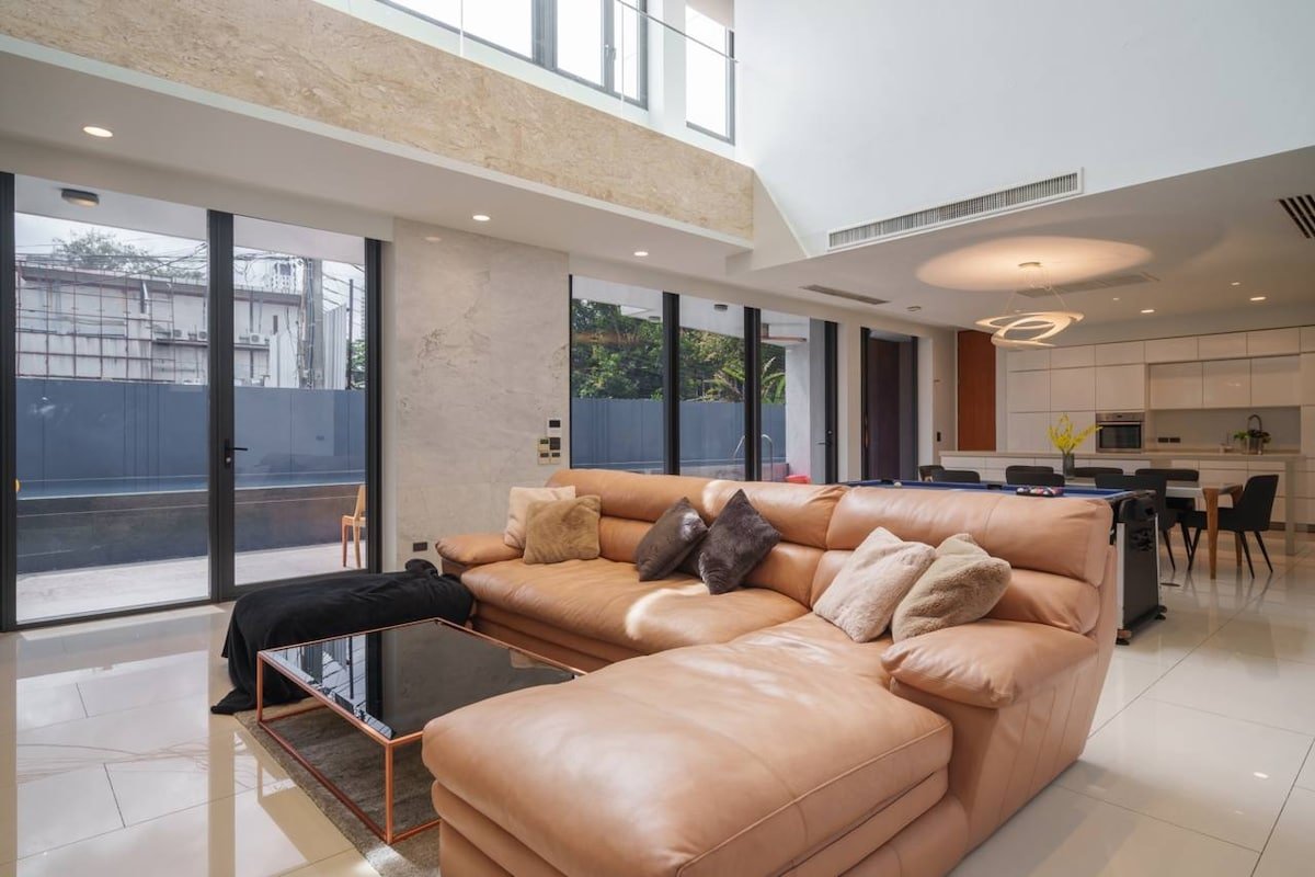 Premium Ekkamai Villa w/ Pool & Home Theatre gallery image 4