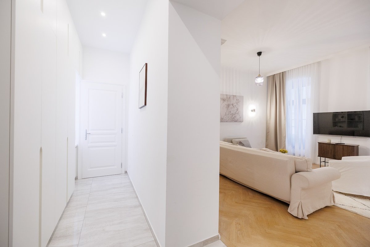 4BR Vienna Gem – Families – 5.5 Baths, Sleeps 14 gallery image 5