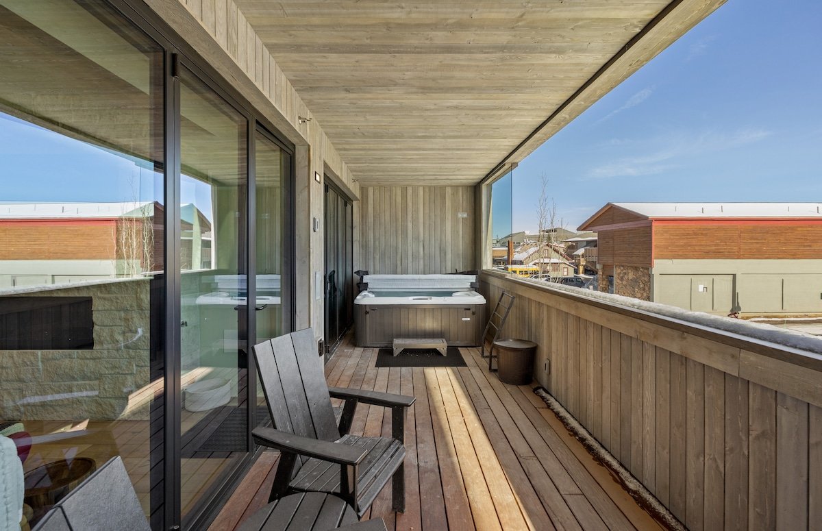 Holiday Hideaway | Hot Tub & Mountain Views gallery image 4