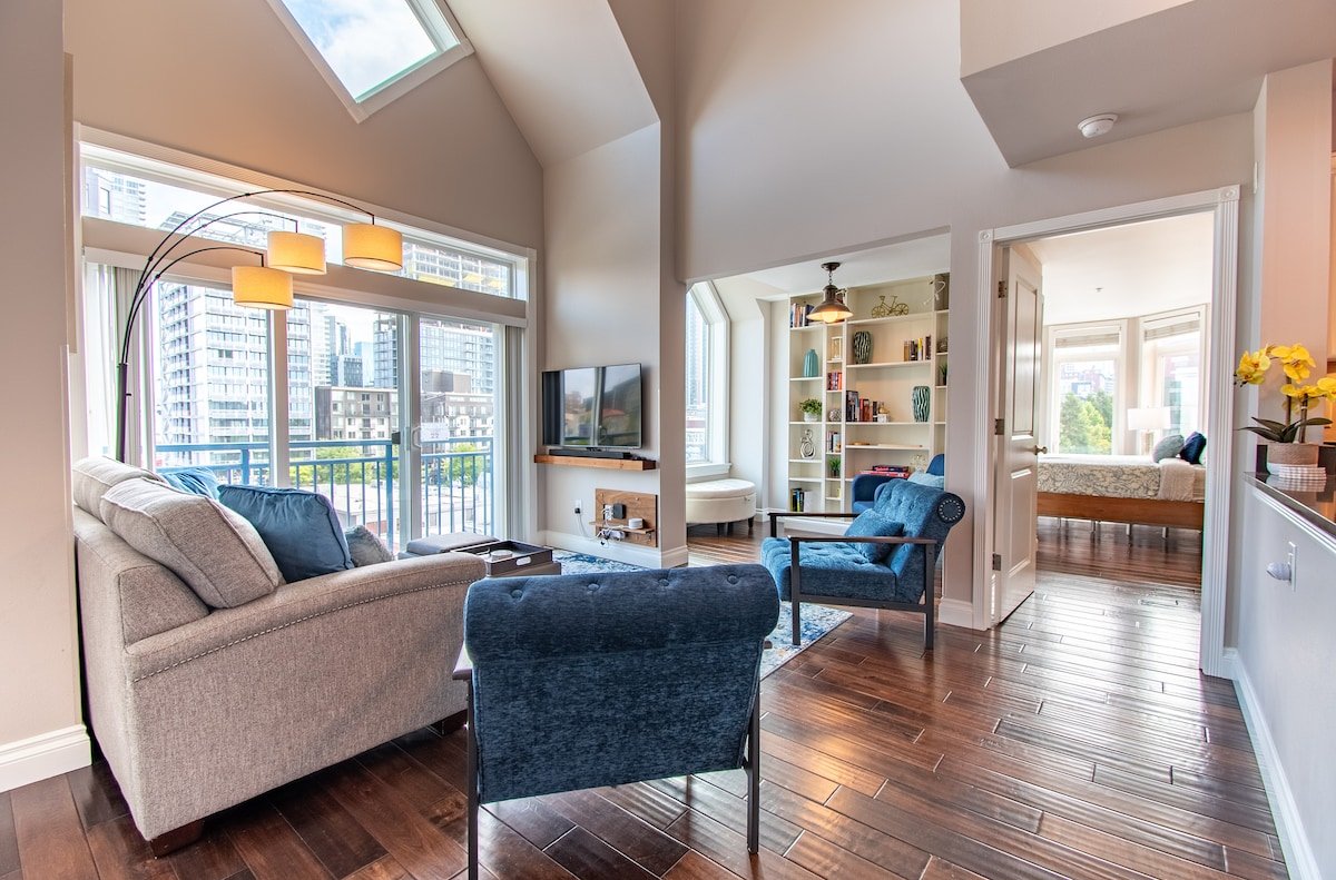 Gorgeous Open Penthouse in the Heart of Seattle! gallery image 4