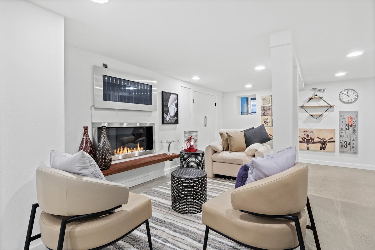 Modern Alki Beachfront Oasis gallery image 5