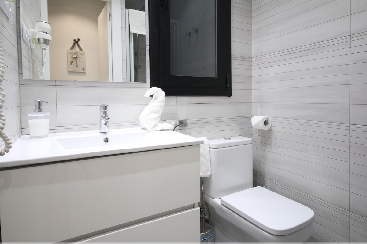 Sagrada Familia Apartment 32 gallery image 5