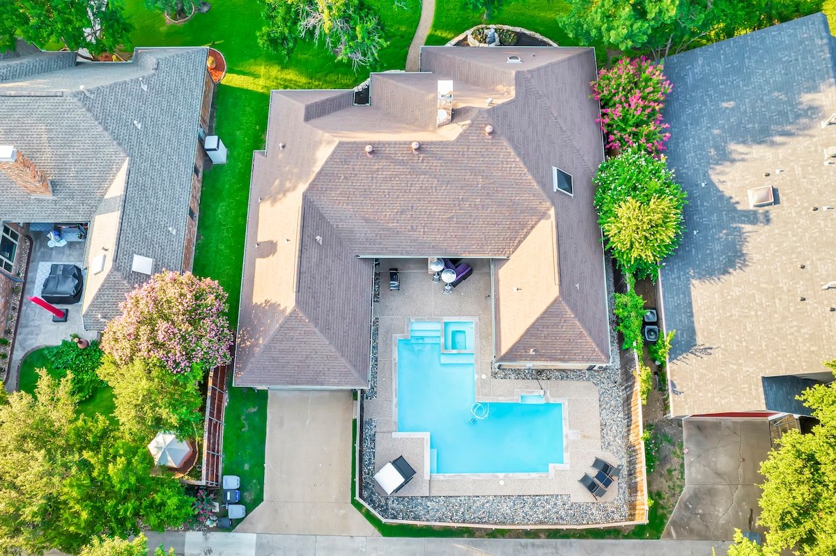 Luxury House with Heated Pool and Spa, 4 Bedrooms gallery image 2