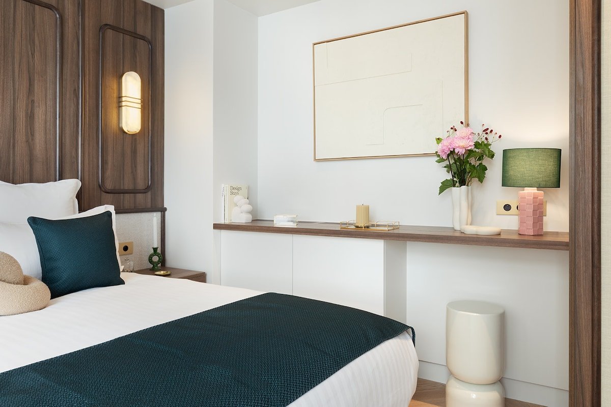 A Sophisticated 1-BR with Services – Louvre gallery image 4