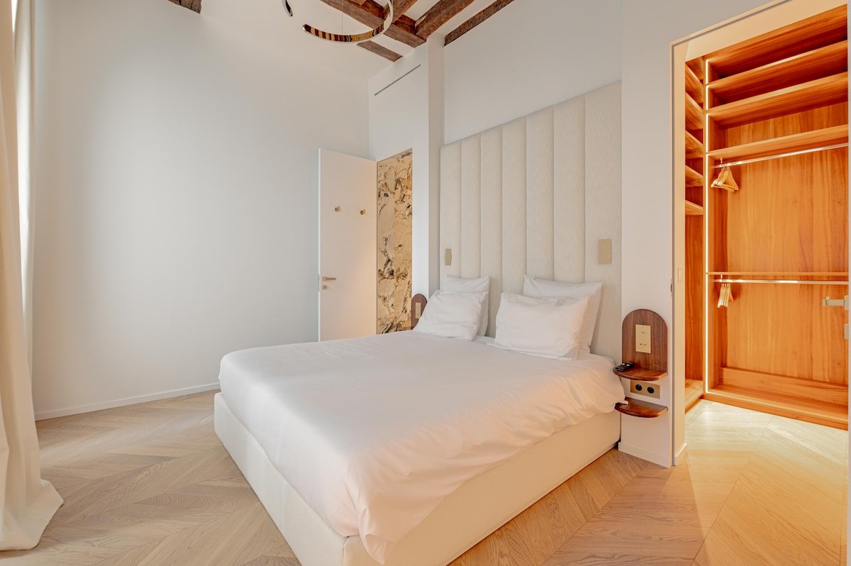 Stylish Rue des Rosiers Gem: Modern 2-Bedroom gallery image 2