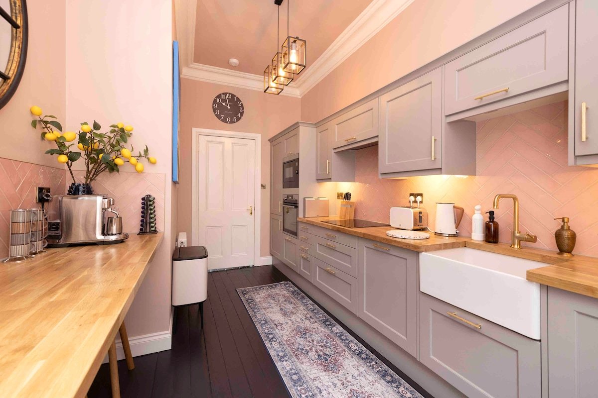 Luxury Old Town Flat on Iconic Cockburn Street gallery image 5