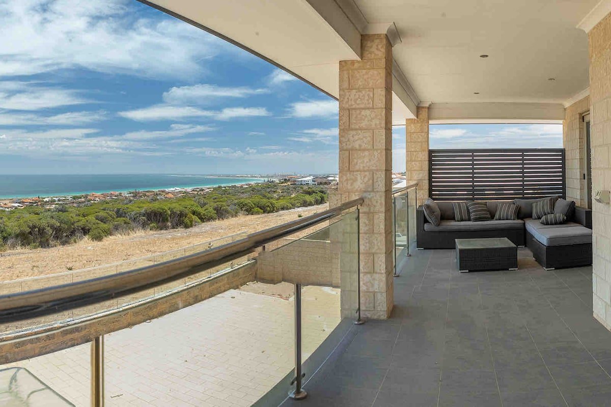 Large 2 storey home with 180 degree ocean views gallery image 3