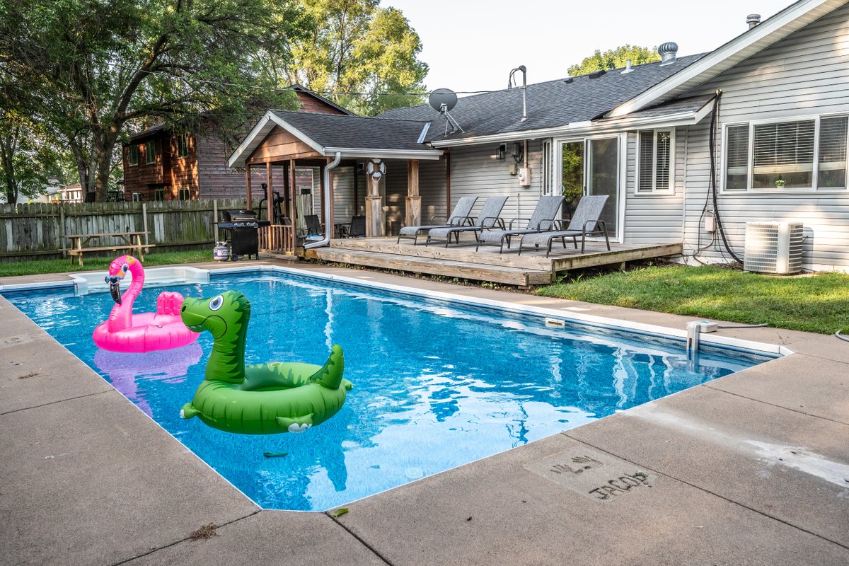 Spring Lake Paradise Pool Home w/Sauna, Cable, Bar