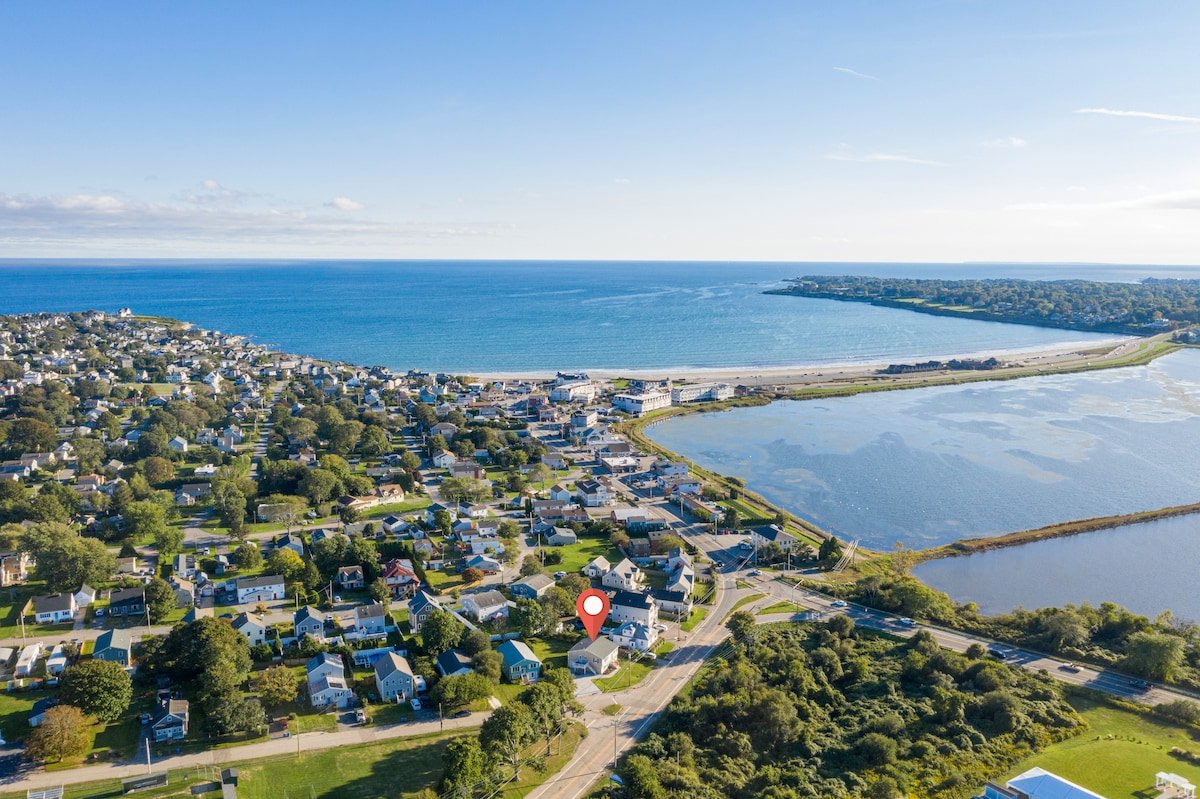 Spacious & Updated Newport Retreat – Walk to Beach gallery image 5