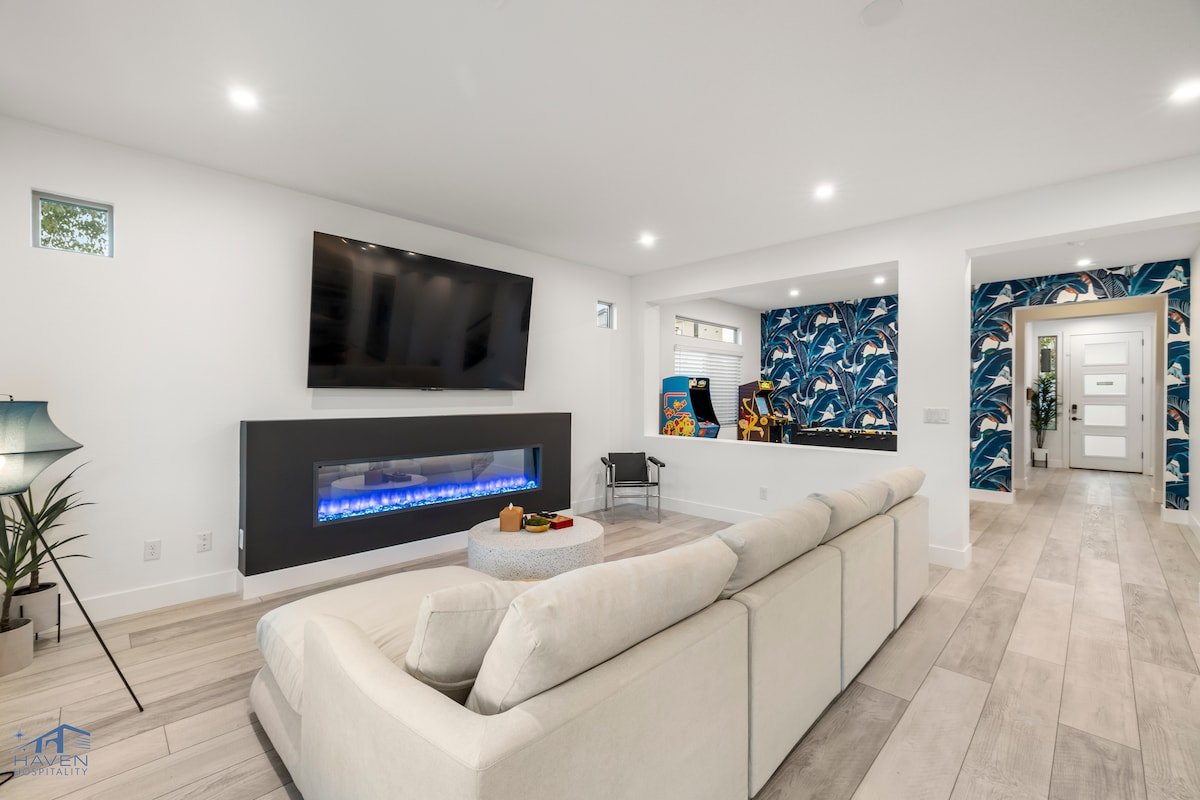 Cozy, Modern 5bd! 15 mins to airport, Spa & Pool! gallery image 2