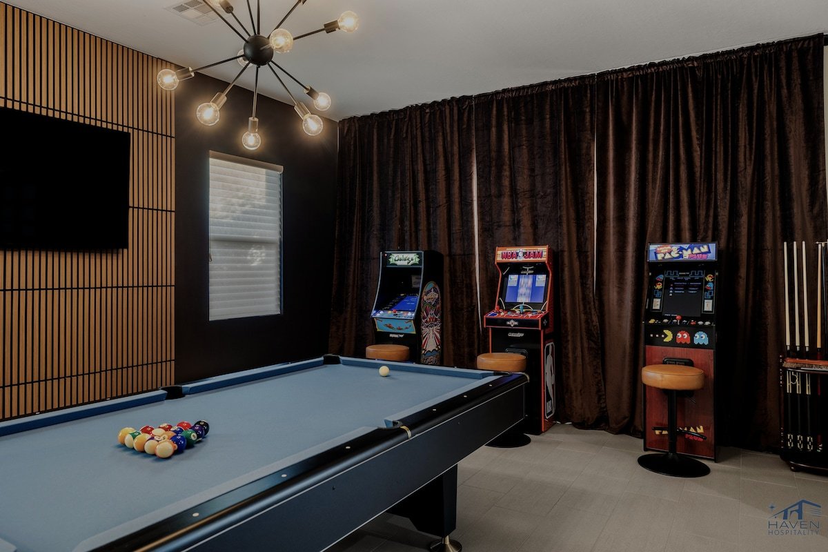 Luxe Mansion 5bd, SaltWater Pool/Spa!15m to strip! gallery image 5