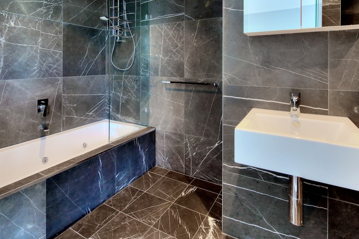 Luxe Three Bedroom Penthouse – In the Heart Of CBD gallery image 4