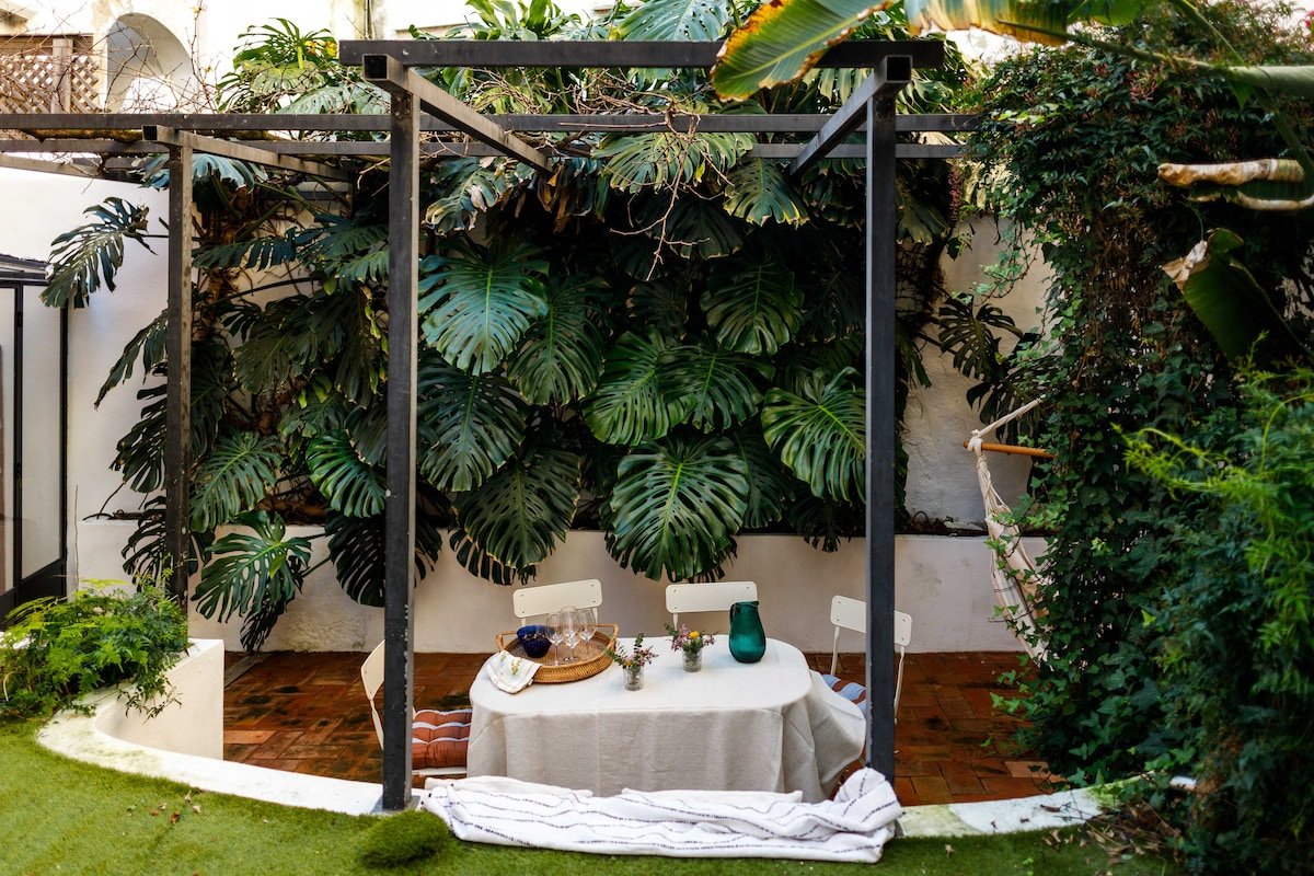 Charming Apt | Heated Pool & Private Garden gallery image 4