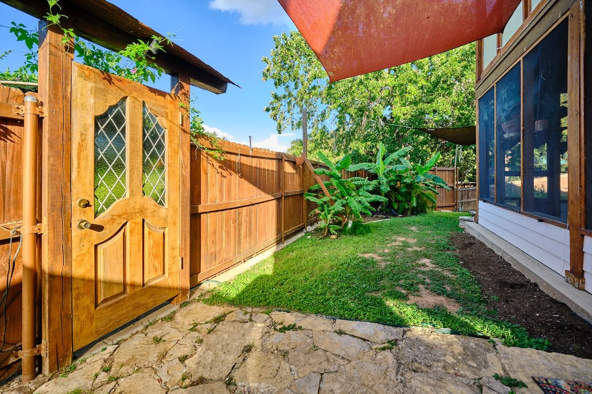 Barton Hills Pad: Sleep 16+, 3mi from Downtown gallery image 2