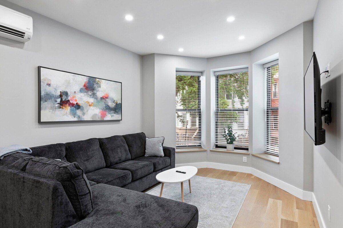 Luxurious 5-Bedroom Haven in the Heart of Brooklyn gallery image 4