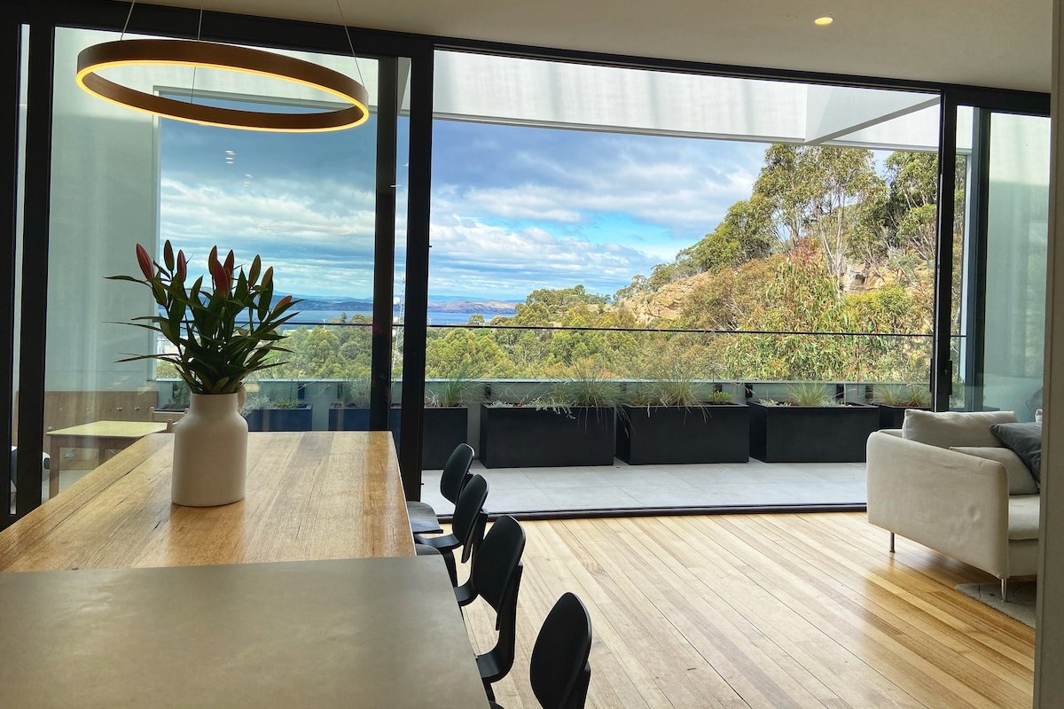 Stunning home with Breathtaking Views gallery image 4