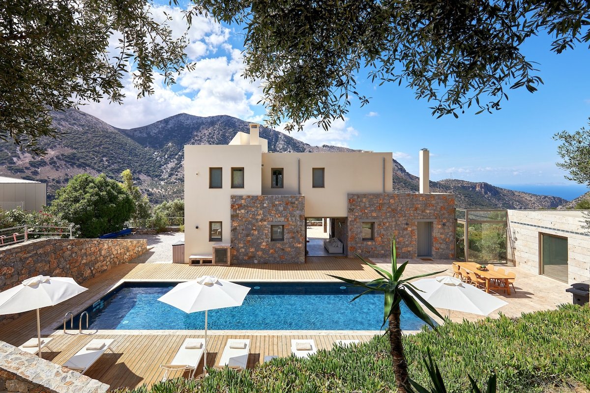 Villa Adagio 5 Bedroom / eco-friendly heated pool gallery image 4