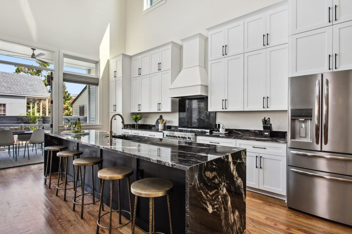 Gorgeous Grand Home | Heated Pool gallery image 5