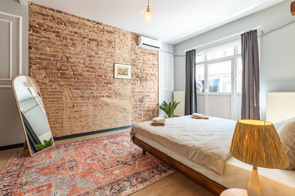 Spacious 2BR Apt w/ Stunning Views, Terrace, AC gallery image 4