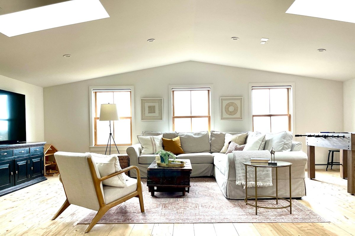 Stunning 6 Bdrm Home- 5 Mins to DT + Walk to Evtg! gallery image 3