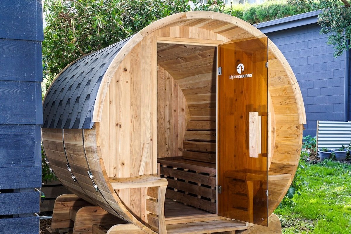 Sand & Sauna Retreat – Beachfront direct access gallery image 3