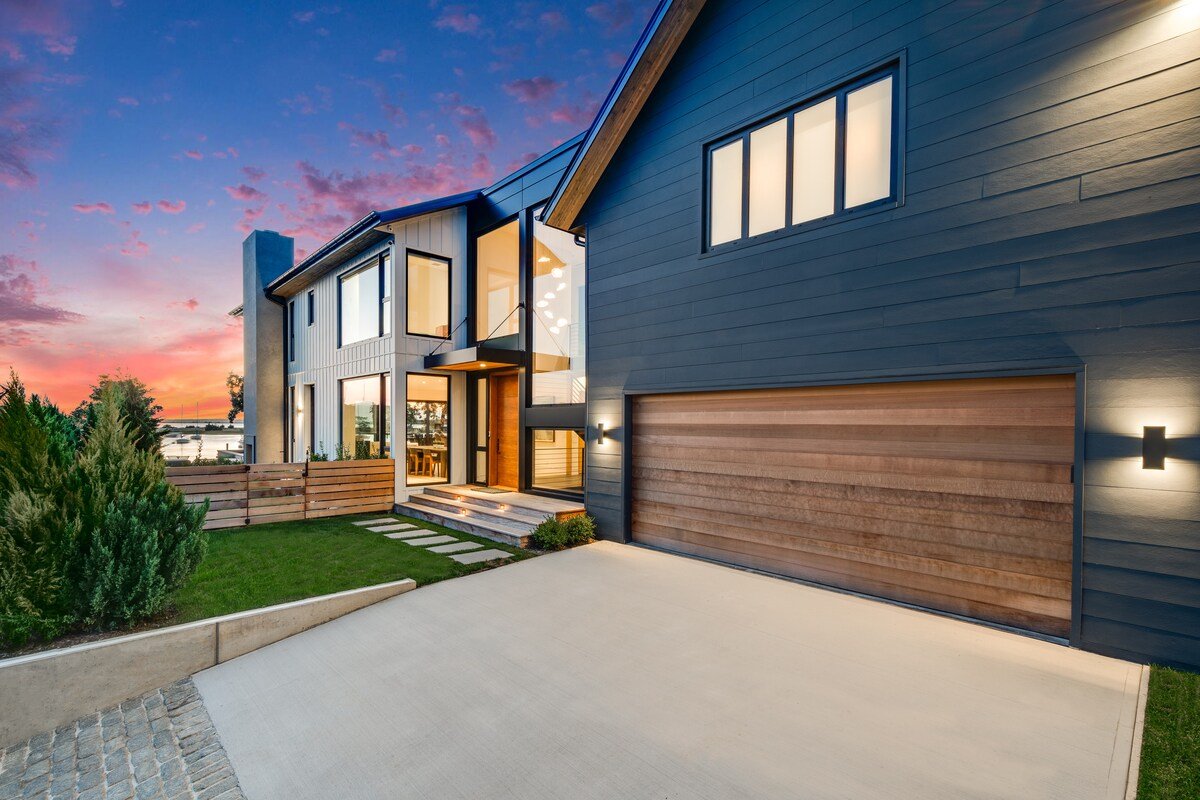 Contemporary Waterfront Paradise gallery image 2