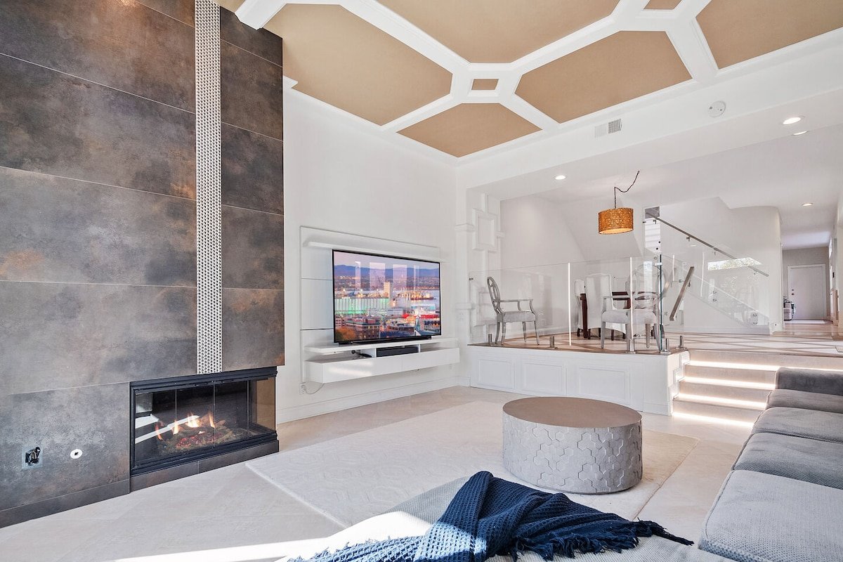 Windansea Luxury | AC | Spa | Garage gallery image 5