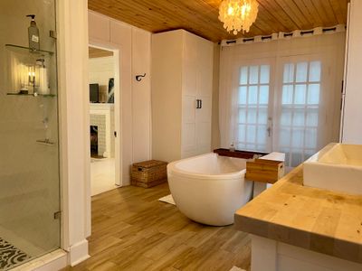 Spacious Willamette Wine Country Manor + Hot Tub