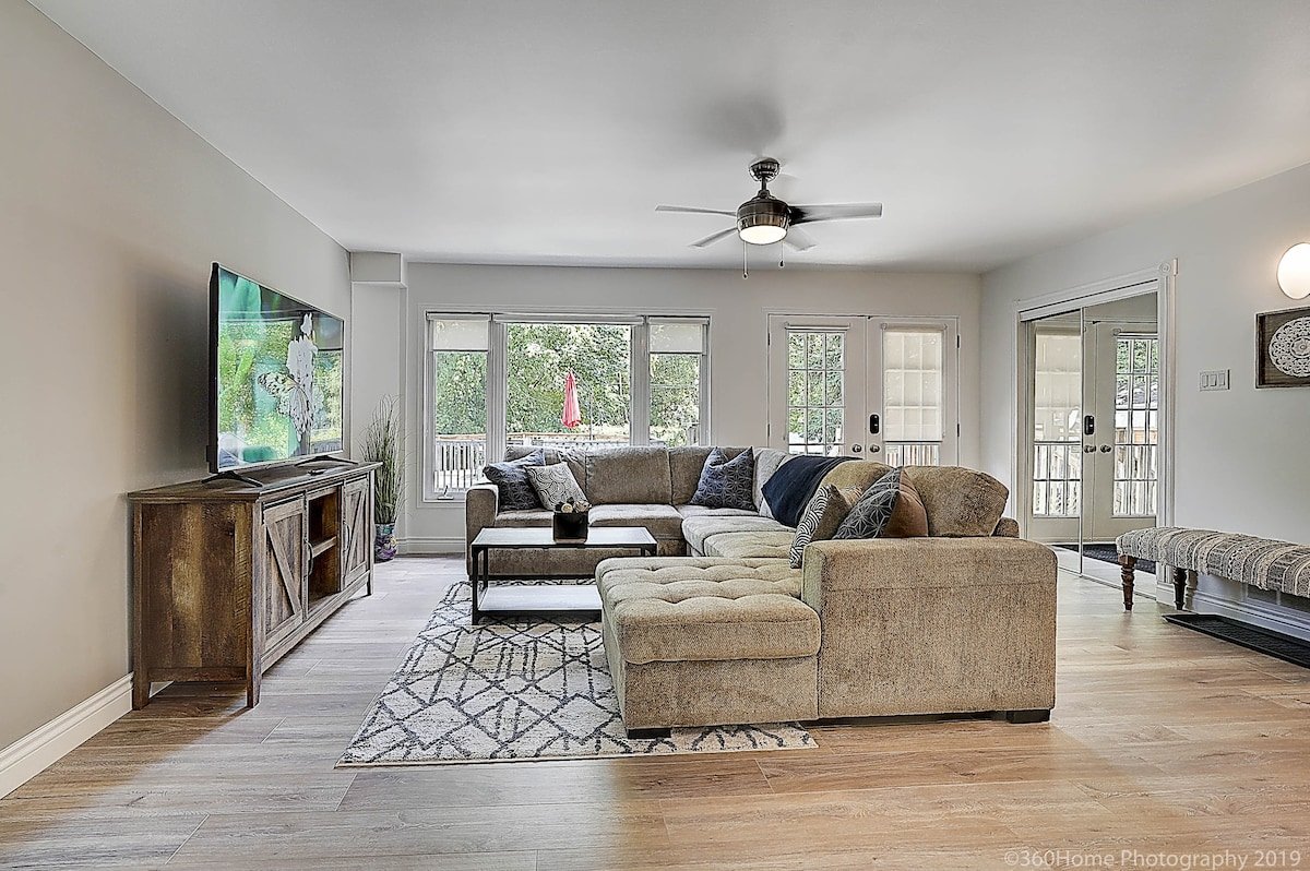 Beautiful Modern Home, Heart of Bayview Village gallery image 2