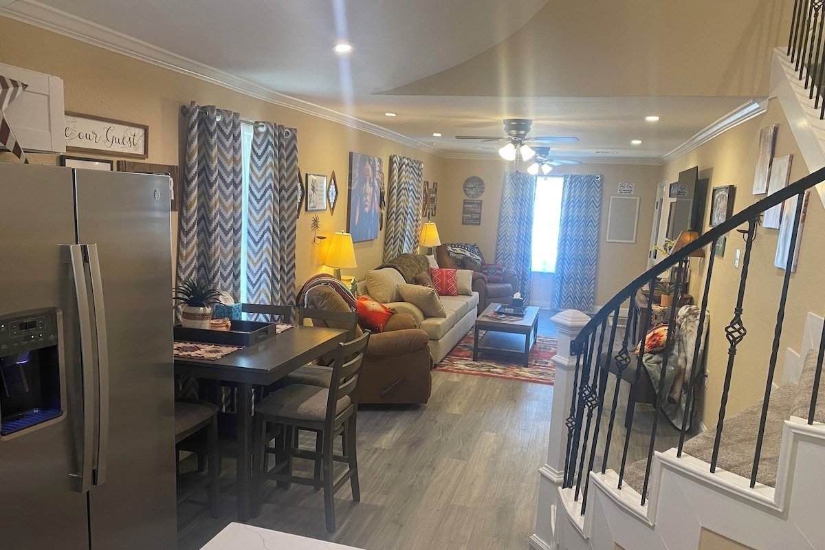 StockYards-BBobs-4mins-GrayLee House.4-BR-TCU near gallery image 4