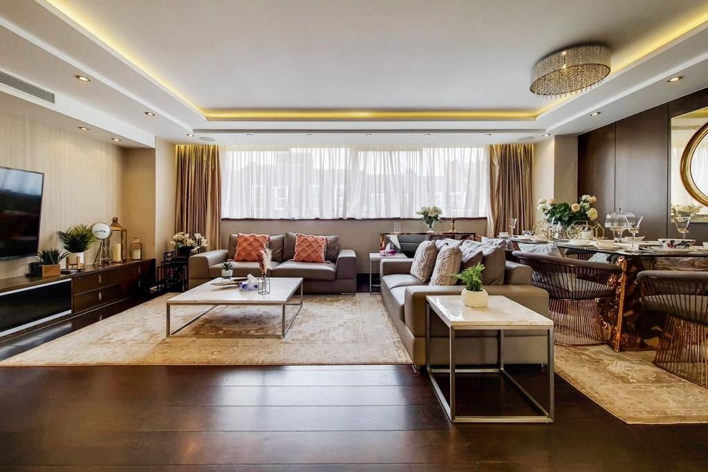 Luxurious 4Bed 3Bath Retreat Behind Selfridges AC gallery image 5