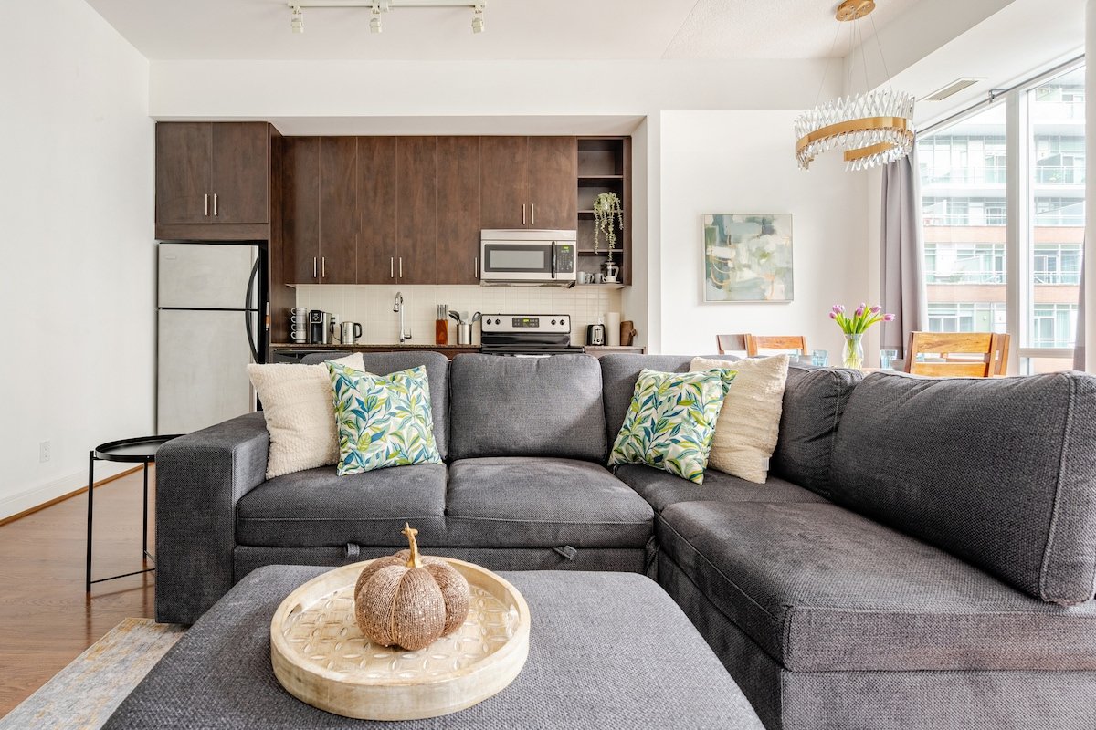 3Beds & 2Baths Condo at Heart of Downtown Toronto gallery image 3