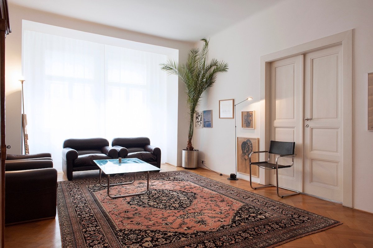 3BDR Art-filled Apartment with Garage gallery image 4