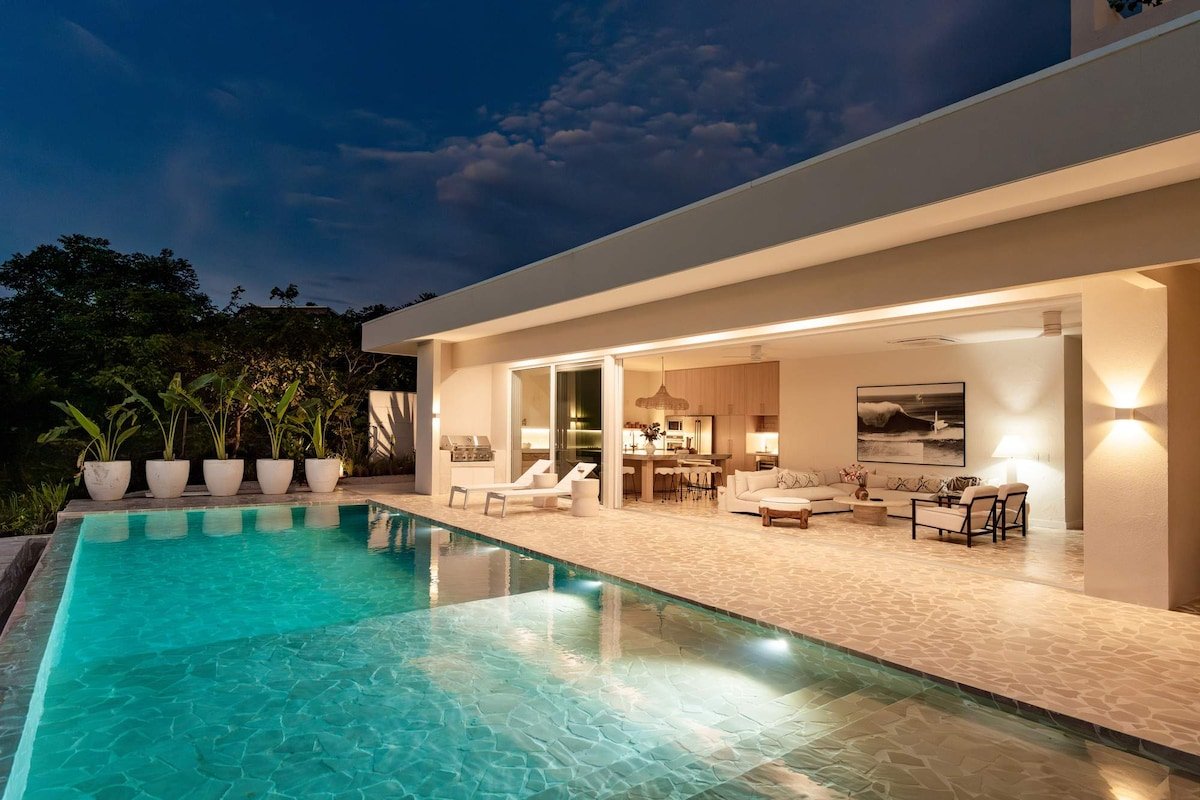 Luxury Mansion w/ Sleek Design & Spectacular Views gallery image 5