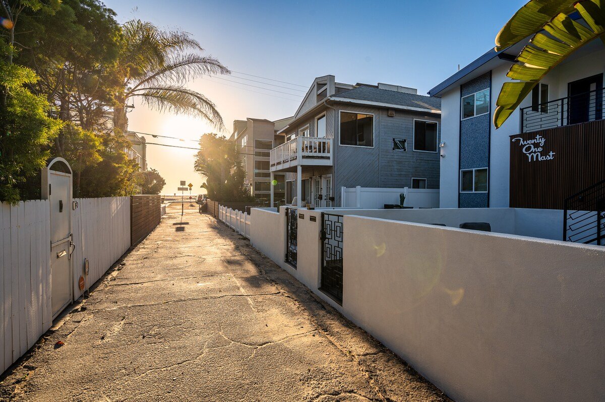 Renovated Mid Century Modern Design Beach Retreat gallery image 3