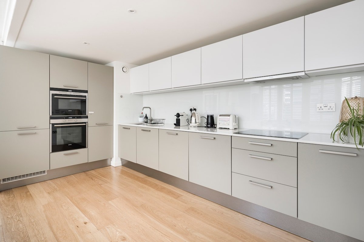 Stunning Central 2-Bed Mezzanine Apartment gallery image 5