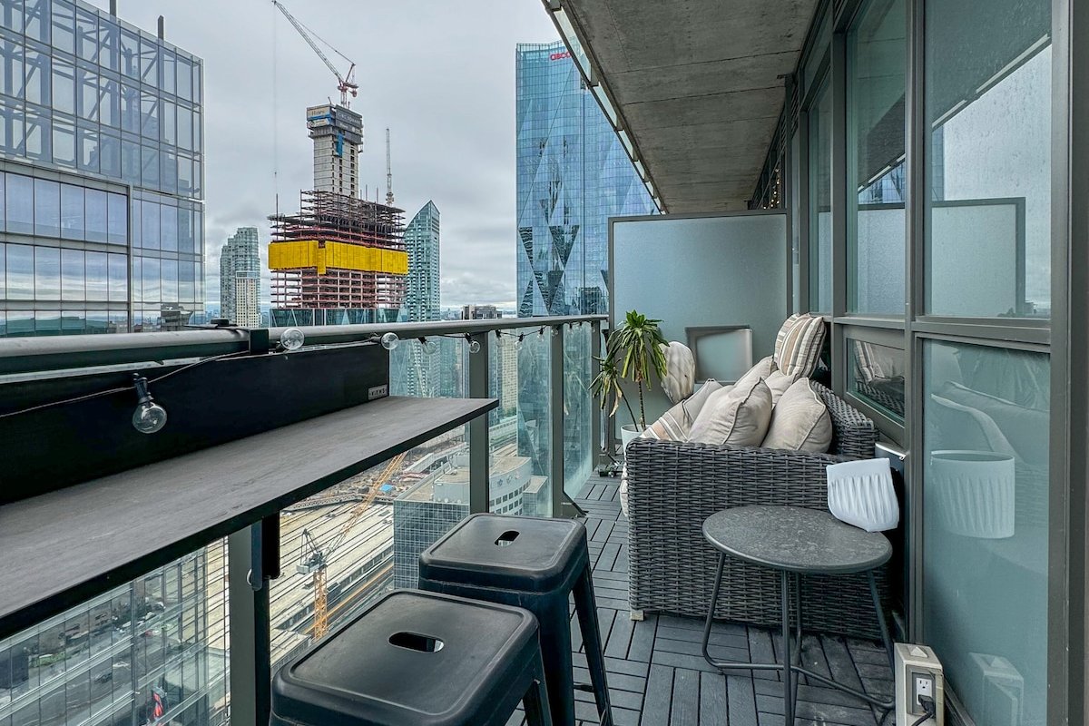 Luxury Corner Unit | Prime Location | Free Parking gallery image 4