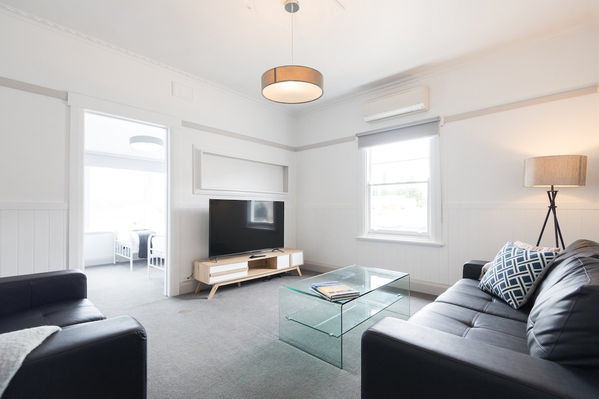 Kangaroo Bay Cottage – Close to City, Shops, Beach gallery image 4