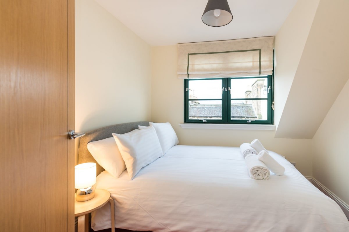 Beautiful central mews house near tram to airport gallery image 3