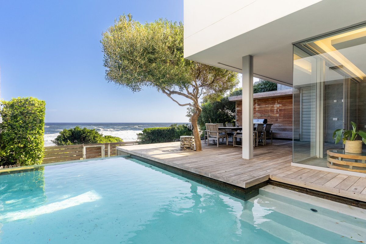 Beachfront Bliss: Luxury Amenities & Ocean Views