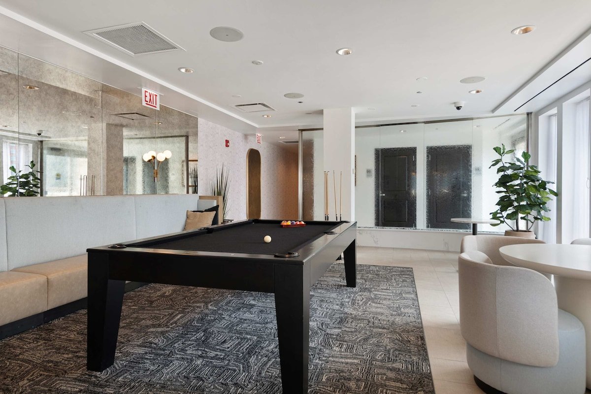 Elegant 2BR with Resort Amenities & City Views gallery image 5