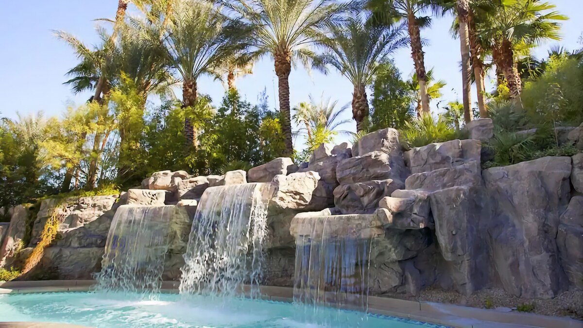 Ultimate Tahiti Village 2 BR, Sleeps 8+, Balcony gallery image 3